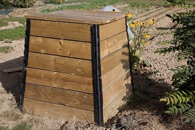 Bios_1164924NouN Titre - Bac à compost en bois dans un jardin biologique Localisation - Le Potager Rocambole.jpg